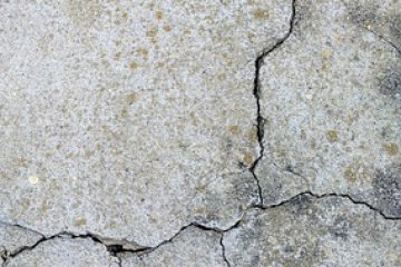 ממה נוצרים סדקים בקיר החיצוני והאם זה מסוכן?